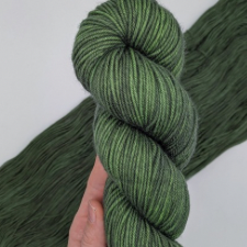 Semi-solid yarn in medium pine green